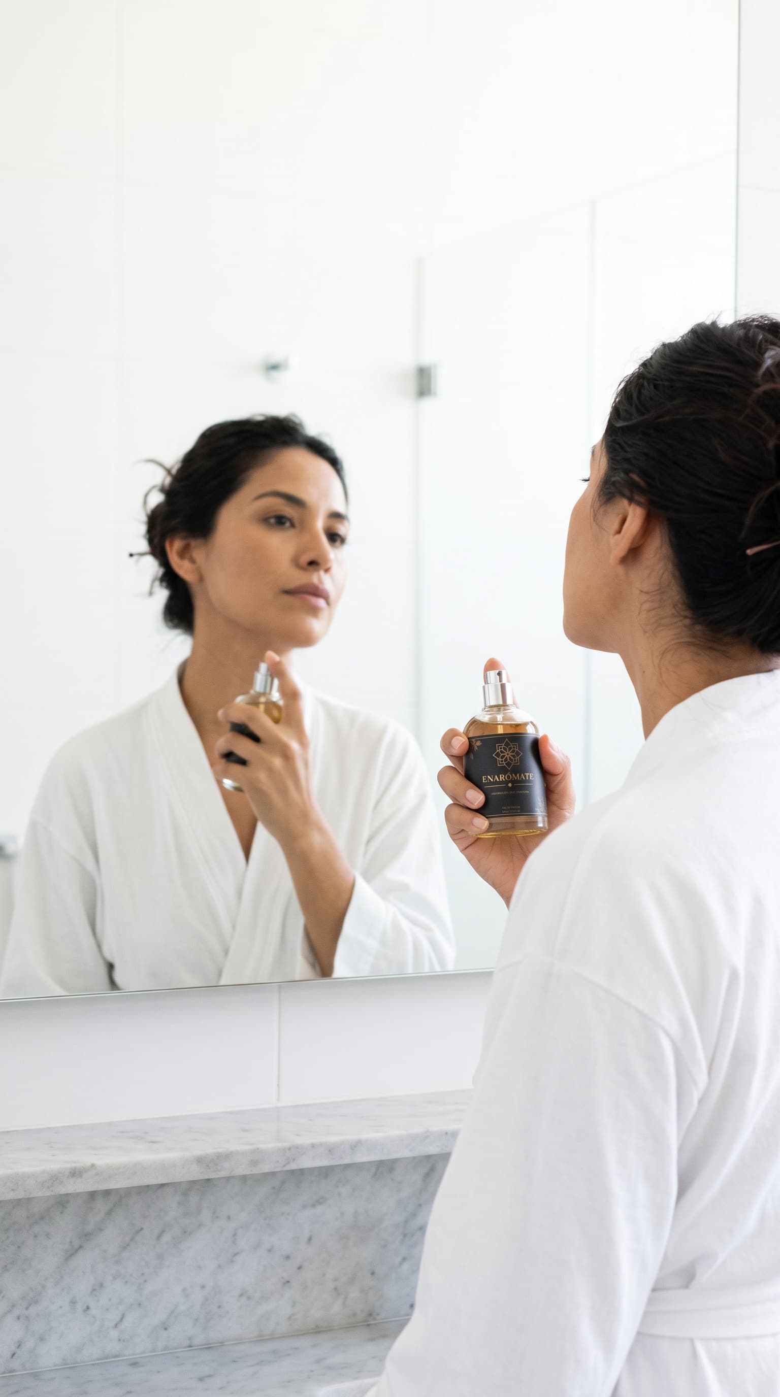 Mujer perfumándose frente al espejo